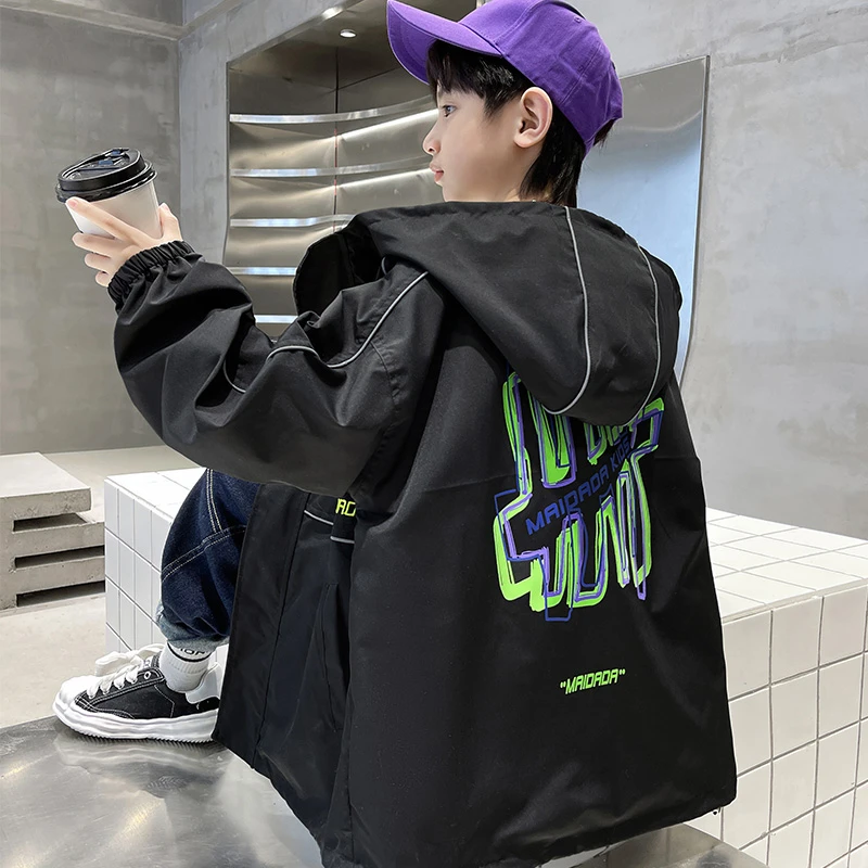 儿童装男童外套春秋款炸街连帽风衣大童男孩秋装黑色连帽洋气上衣