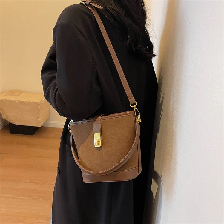 今年流行小包包女2023新款秋冬女士斜挎包高级感大容量手提水桶包