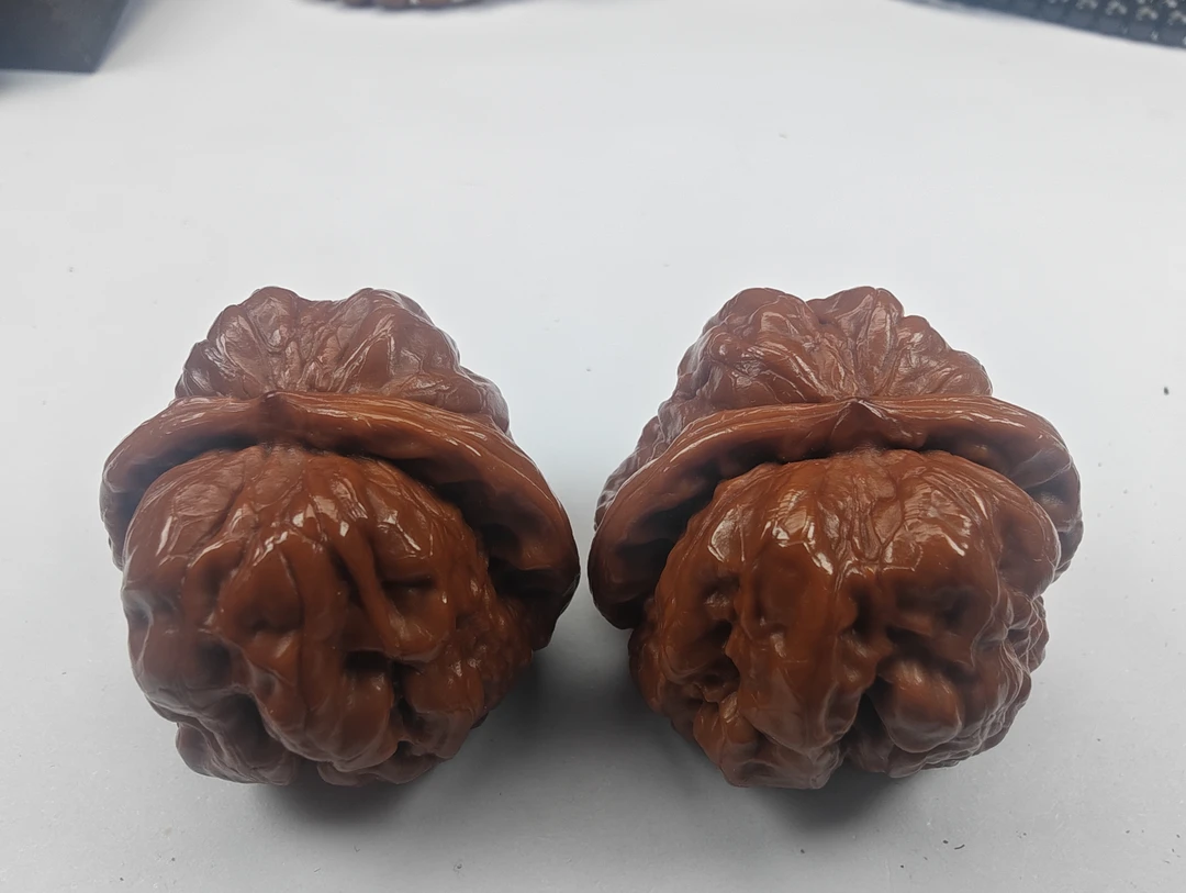 核桃，蛤蟆头爆浆走色三年，把玩手感舒适，特别板正龙蛇之变手串