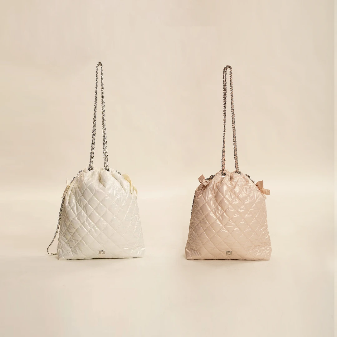 Moromoro新款复古亮面菱格纹蝴蝶结包挂坠链条收缩袋铁链手提包女