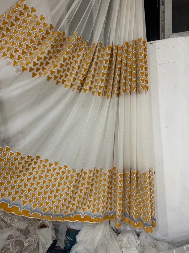 黄色底色是白色的纱窗帘（4米）