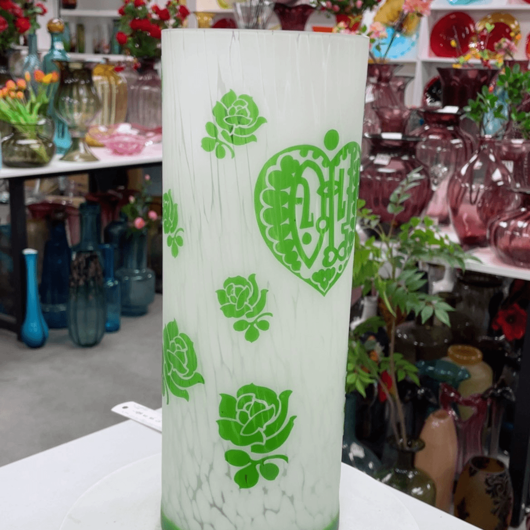【闪购商品】手工雕刻花瓶。