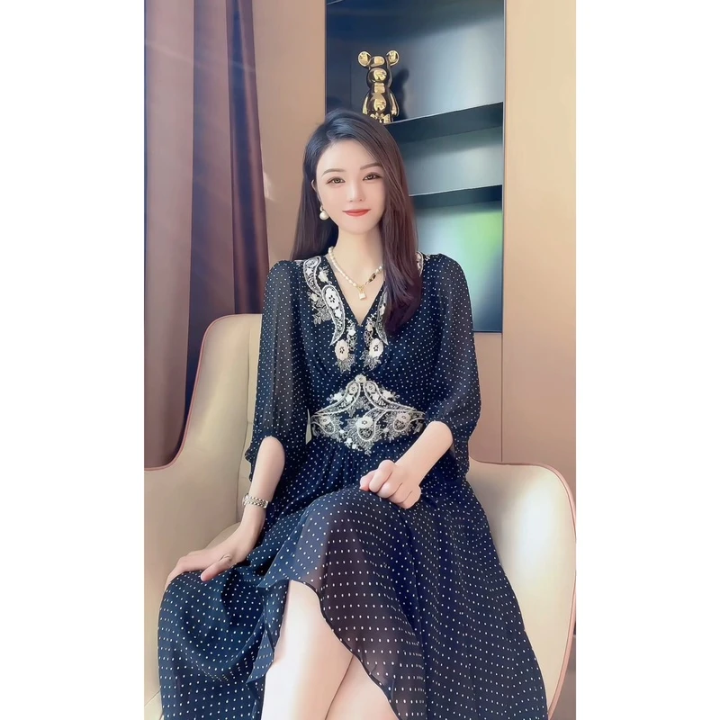 深圳米熙儿——波点印花复古收腰设计感V领刺绣绣花连衣裙L0329