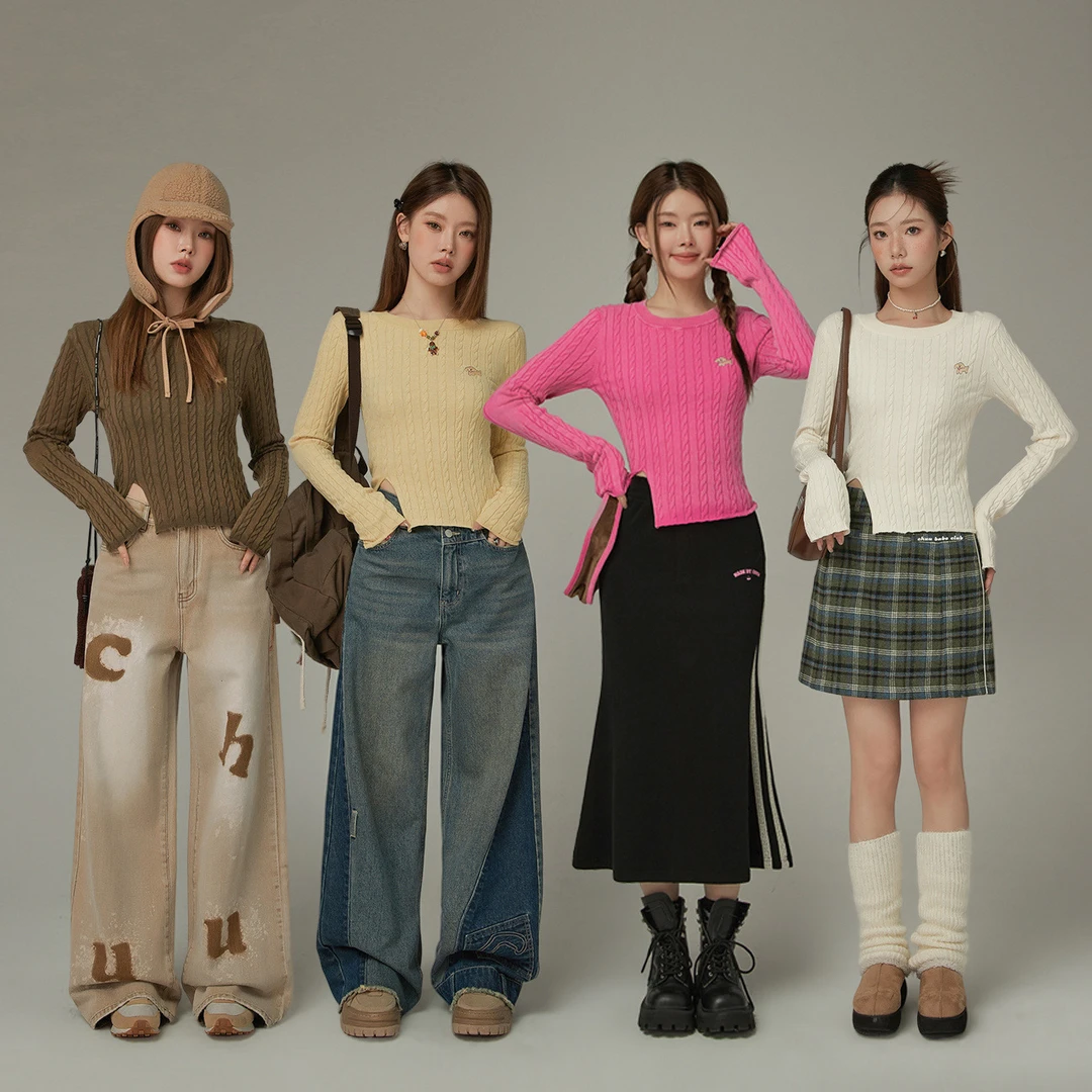 CHUU秋季女装卡通狗狗刺绣设计常规款开叉显瘦薄荷曼波修身针织衫