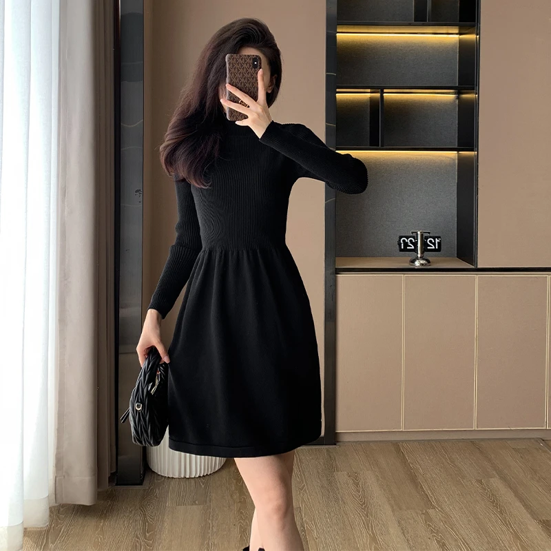 针织连衣裙秋装女2025年新款显瘦收腰赫本风打底配大衣毛衣小黑裙