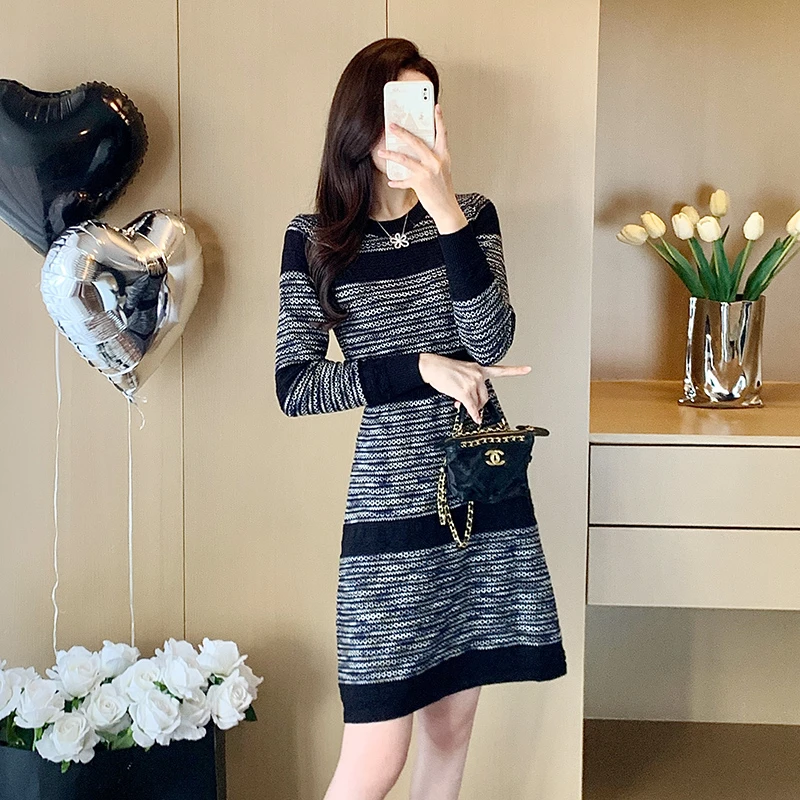 小香风连衣裙女秋冬2025新款长袖条纹加厚保暖配大衣冬裙针织裙子