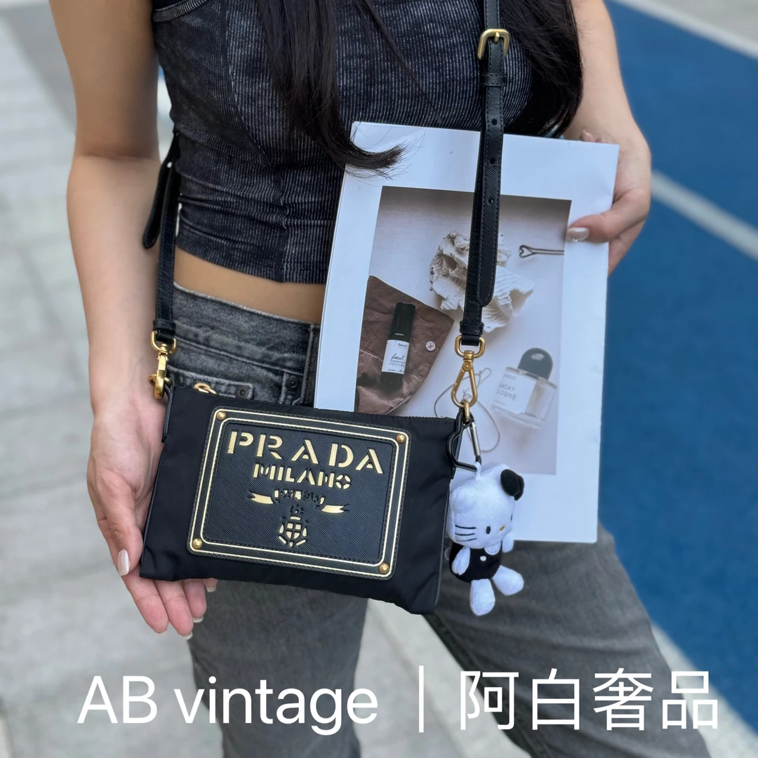 95新 Prada/普拉达 阿白奢品/Prada 镂空logo斜挎包