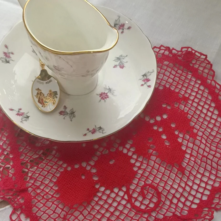 E122 红色网扣盖巾   一对 28cm