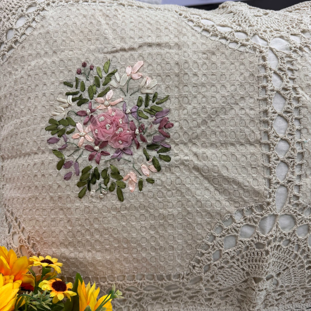 B201  本色丝带绣拼钩针枕套  50乘70cm 一对