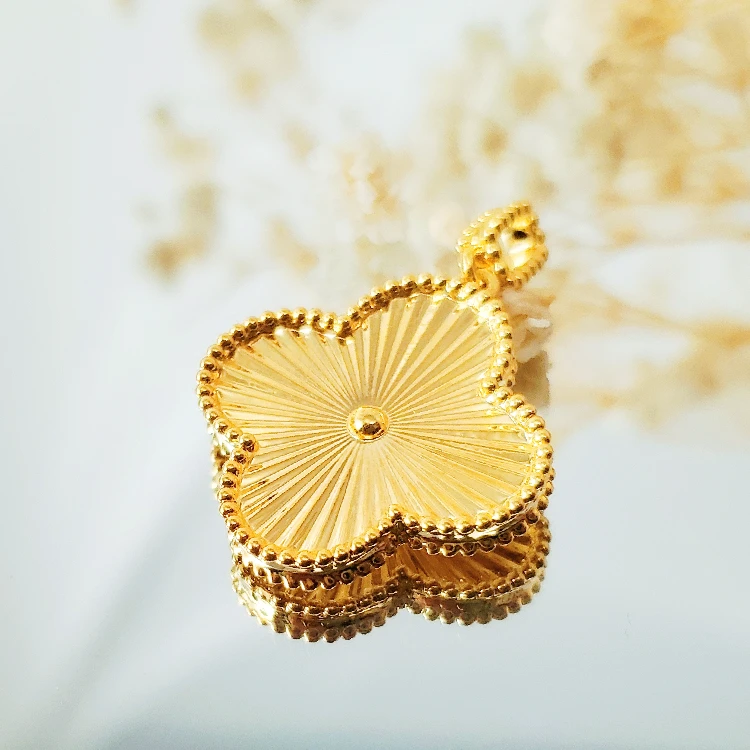 18K金极光镭射车花四叶草吊坠20mm  G6603