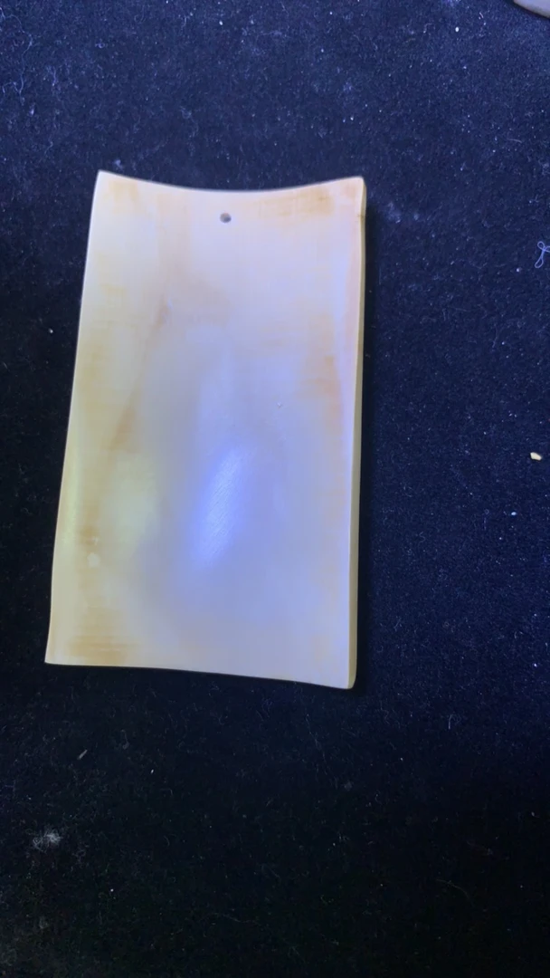 W11.   无事牌一块。