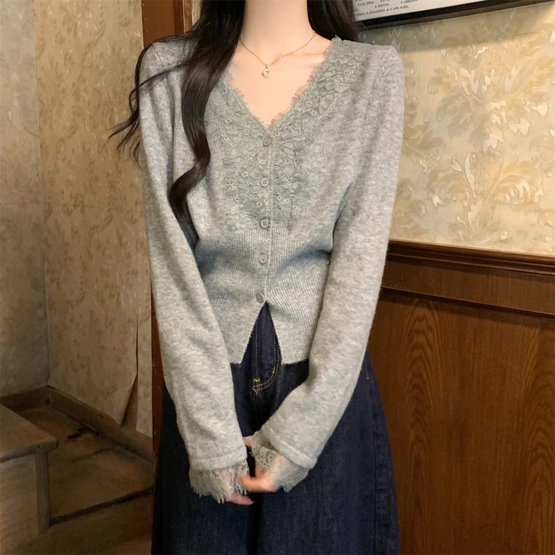 设计感蕾丝拼接v领针织开衫女秋冬季内搭独特绝美修身长袖上衣