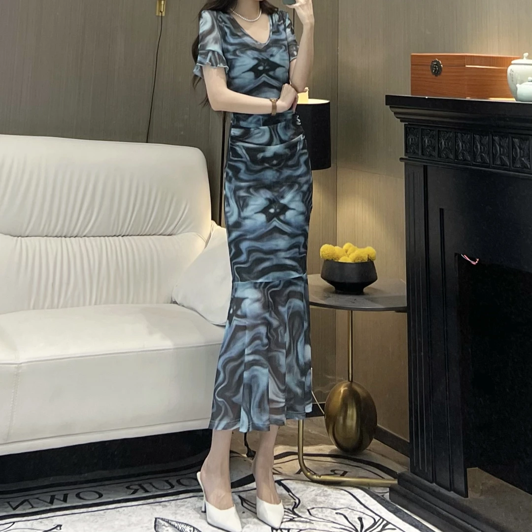 气质女人味轻奢V领中袖花色印花显瘦包身修身时尚百搭鱼尾连衣裙