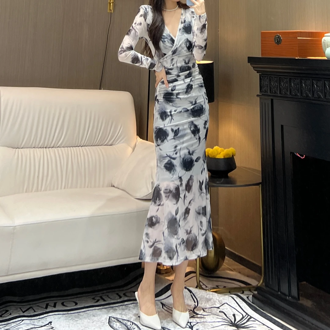 气质女人味轻奢V领长袖情有独钟显瘦包身修身时尚百搭鱼尾连衣裙