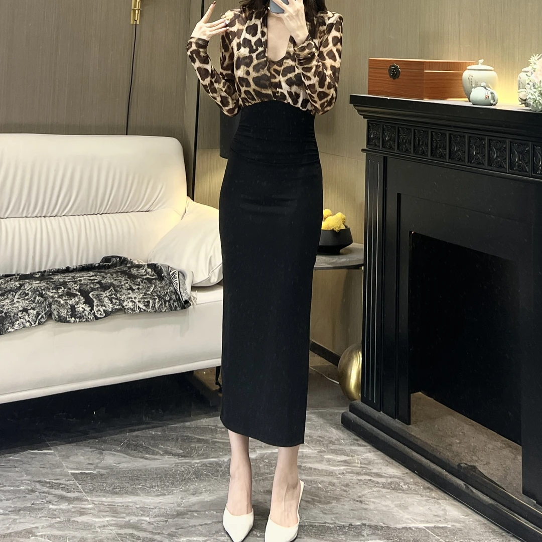 气质女人味轻奢V领挂脖长袖经典豹纹拼接显瘦百搭时尚开衩连衣裙