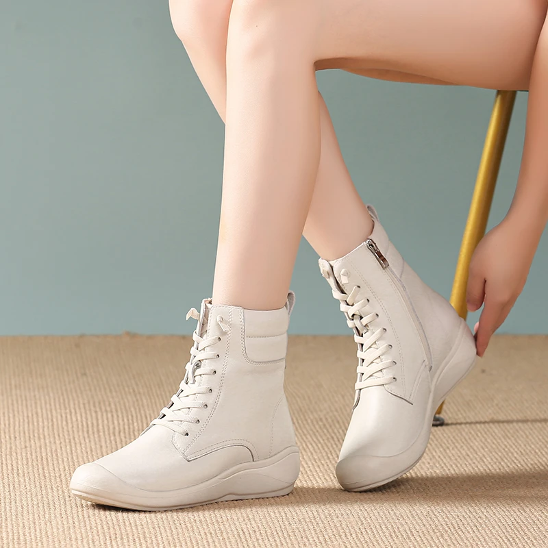 轻便软底舒适妈妈秋冬短筒靴2024新款休闲坡跟小皮靴百搭时装靴女