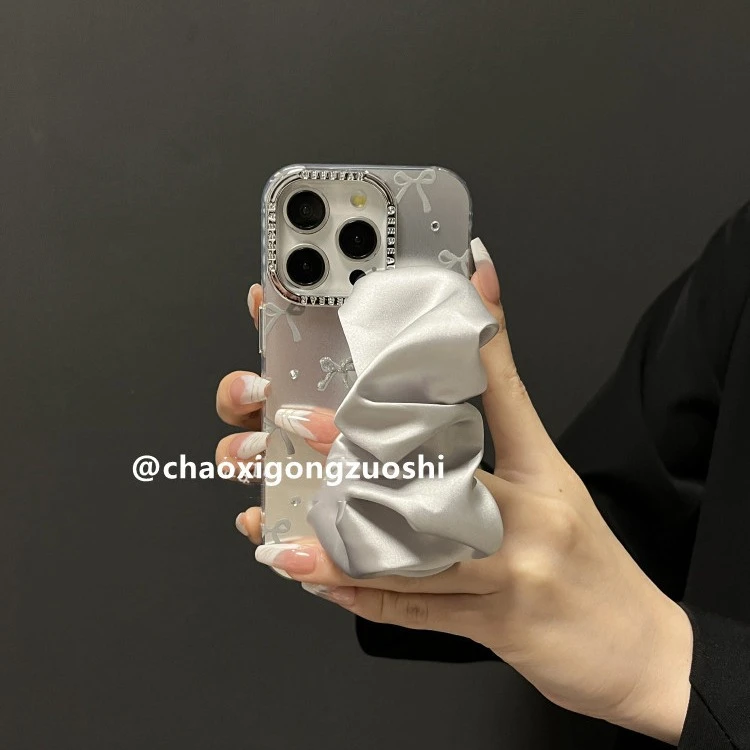 轻奢银色蝴蝶丝巾腕带适用iPhone15promax苹果14手机壳13斜挎12女