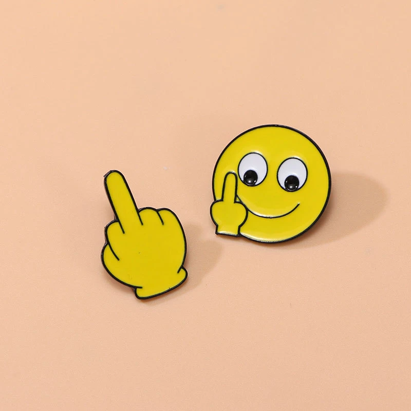 可爱手指笑脸小胸针搞怪黄色表情金属徽章时尚胸章个性潮百搭配饰