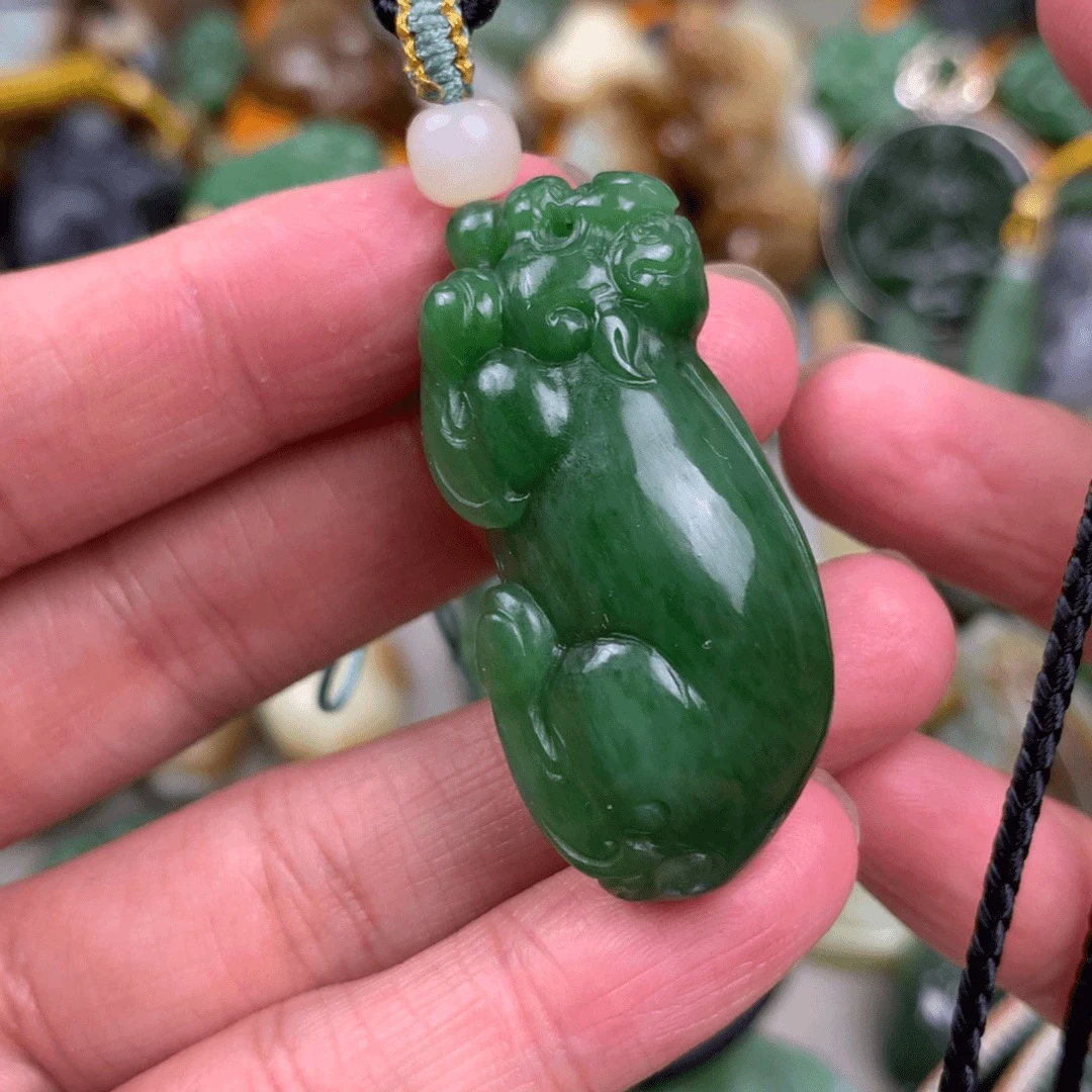 和田玉辣绿色貔貅吊坠纯色回头貔貅挂件绿色挂坠