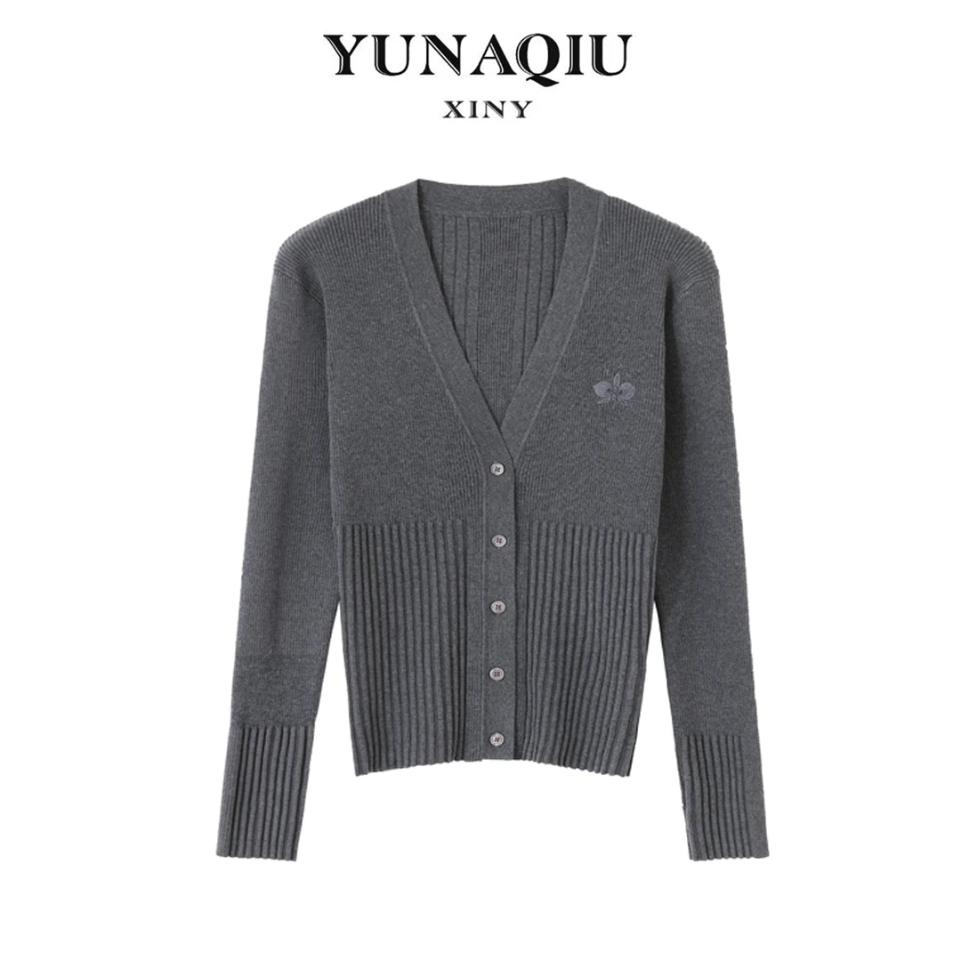 YUNAQIU 灰色V领针织衫女高级感内搭软糯长袖羊毛打底衫上衣-6089