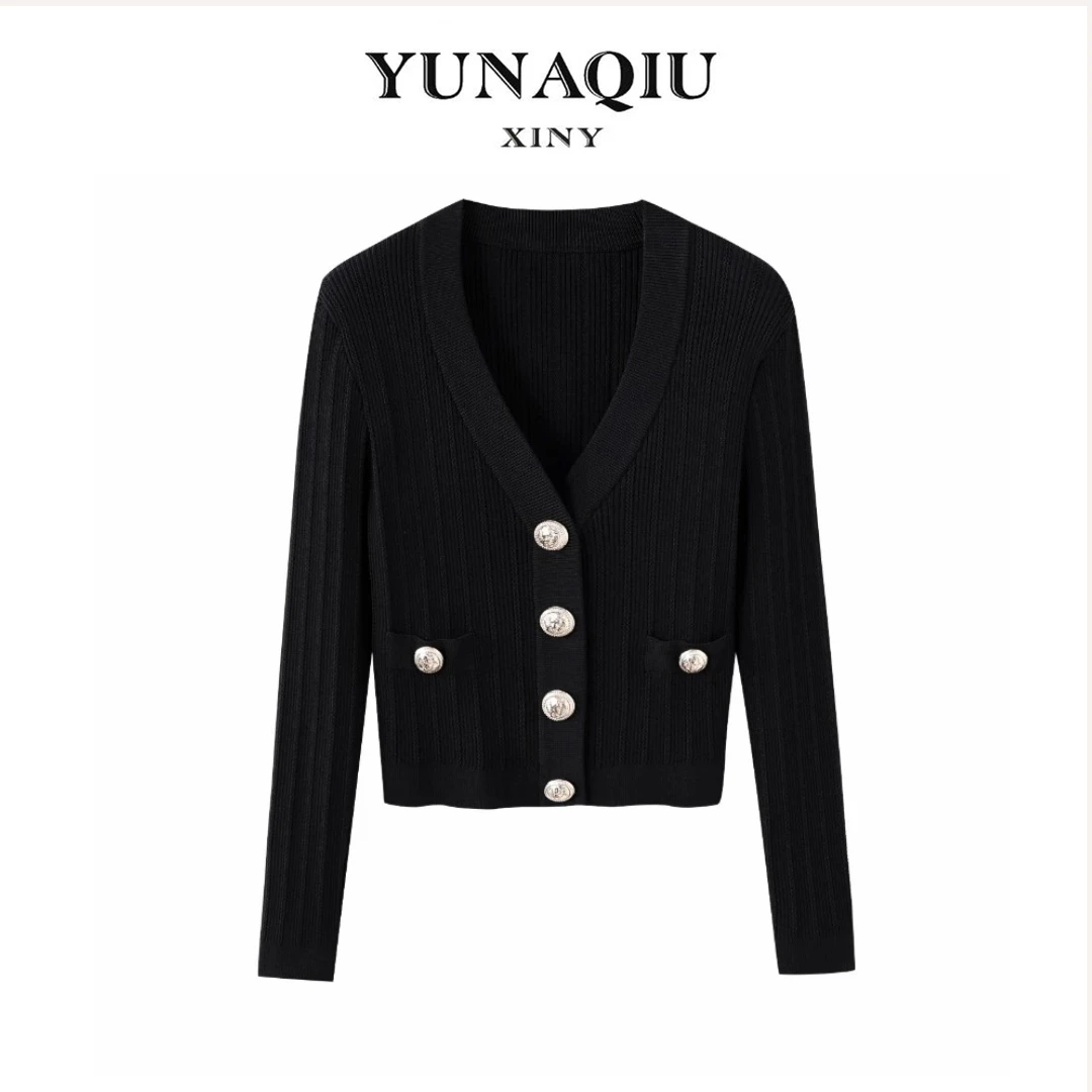 YUNAQIU 轻奢V领黑色休闲女装上衣外套金属镂空重工针织衫-2019
