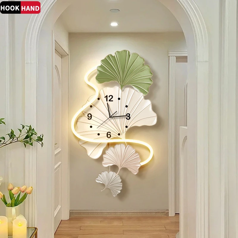 奶油风挂钟客厅餐厅新款装饰画银杏叶创意时钟壁灯静音摇摆钟表