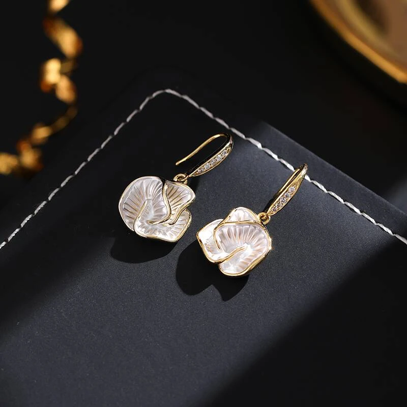 铜合金耳饰 《货号1943》法式小香风花花挂钩耳饰