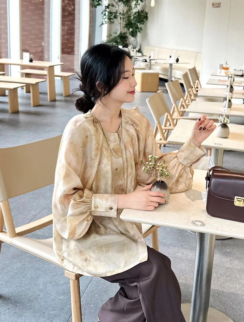 【轻柔曼妙】国风艺术晕染印花打褶圆领桑蚕丝衬衫