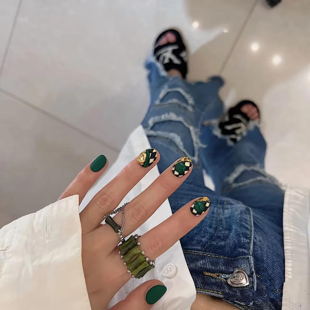 绿岭金豆2023新款美甲绿色显白手工穿戴甲棋盘格墨绿磨砂美甲贴片