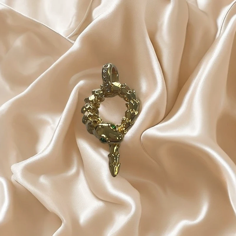 18K金灵蛇圆形吊坠（不含链）K枚K白可选 多样性发一气质轻奢时尚