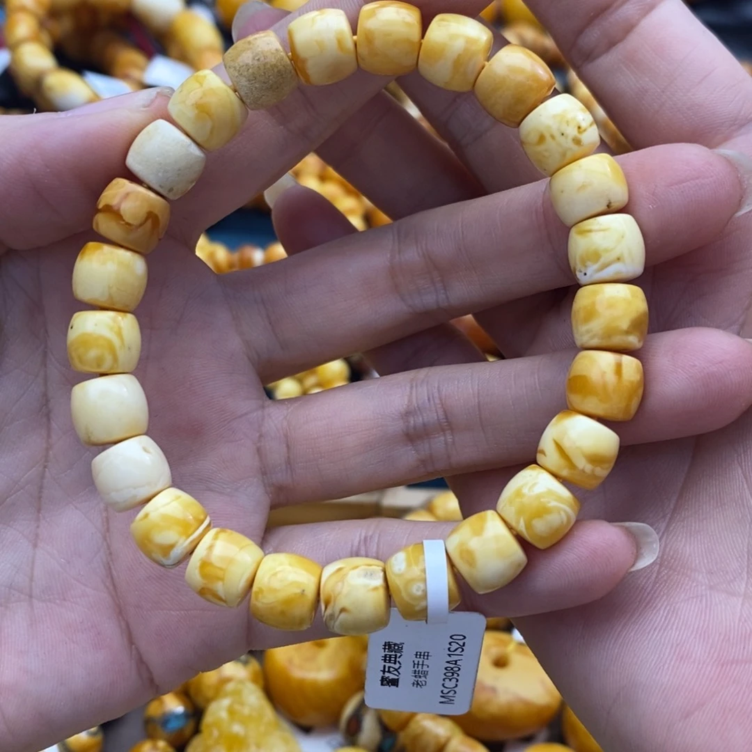 琥珀(花珀)颈饰未镶嵌火*猪