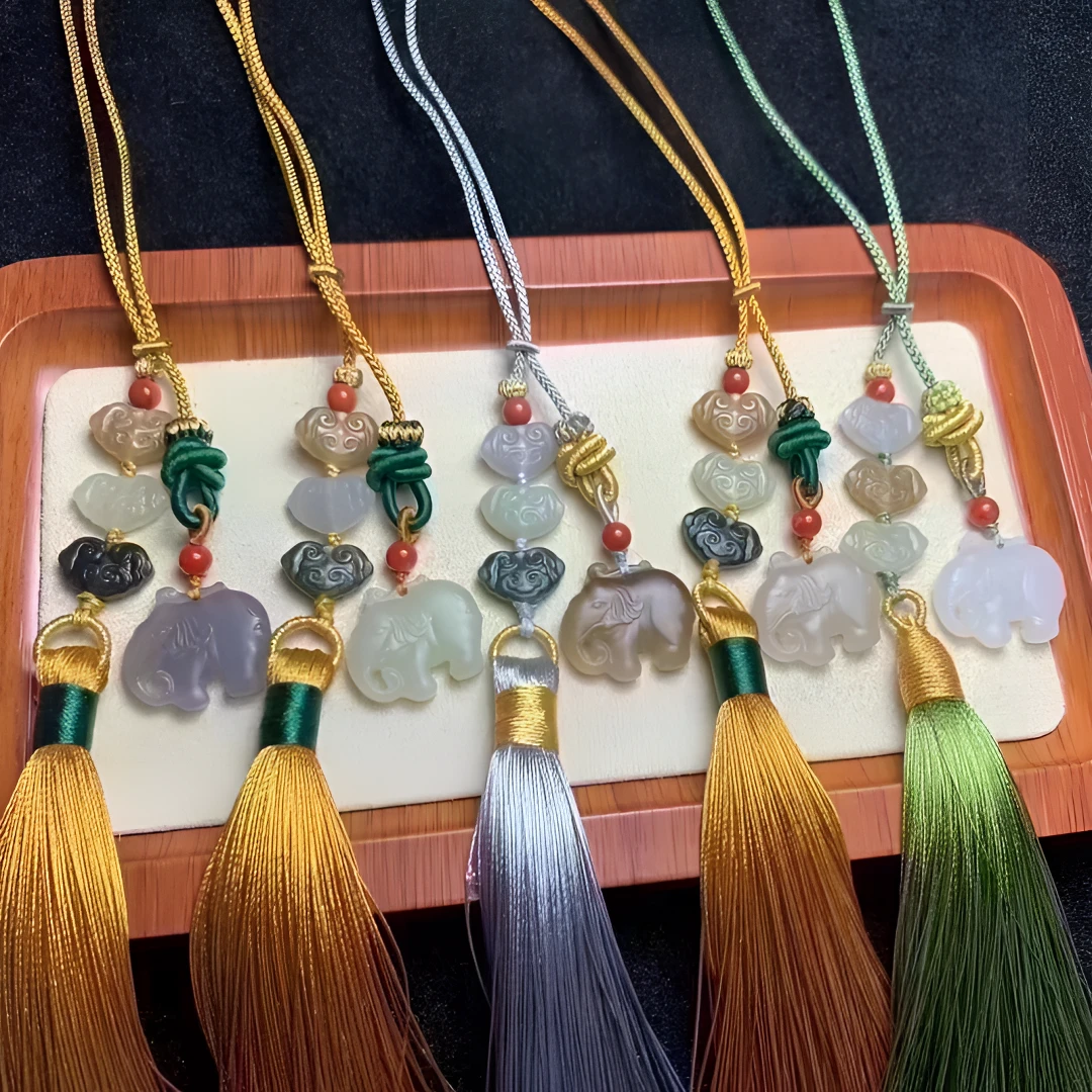 和田玉精美吉象车挂、包挂、旗袍压襟