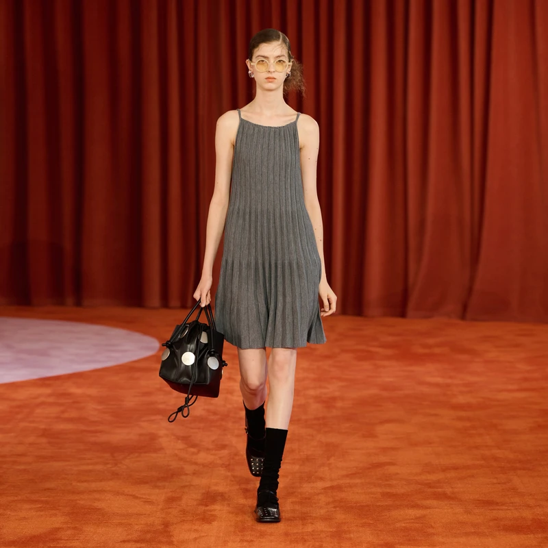 【秀场同款】IIIVIVINIKO 百褶A字吊带连衣裙M431105607B