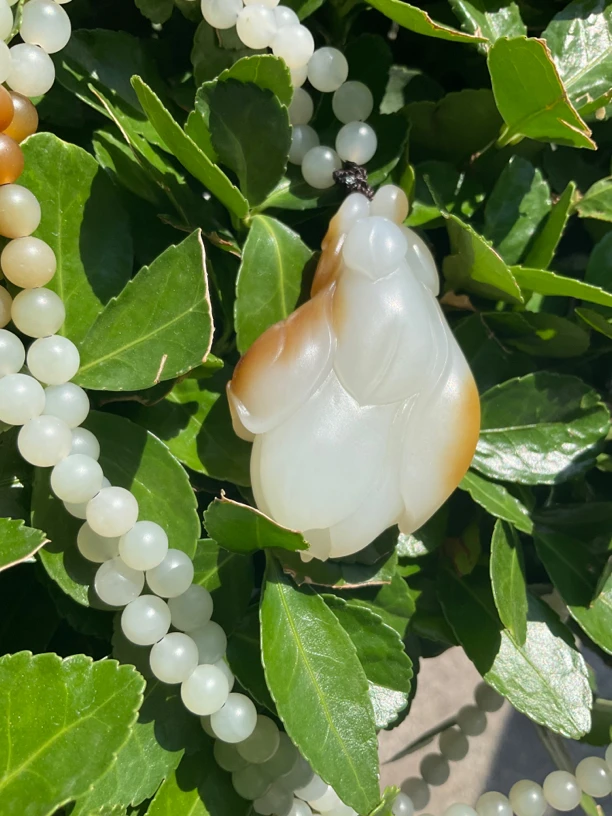 新疆和田玉玉兰花；且末金山矿红糖白肉