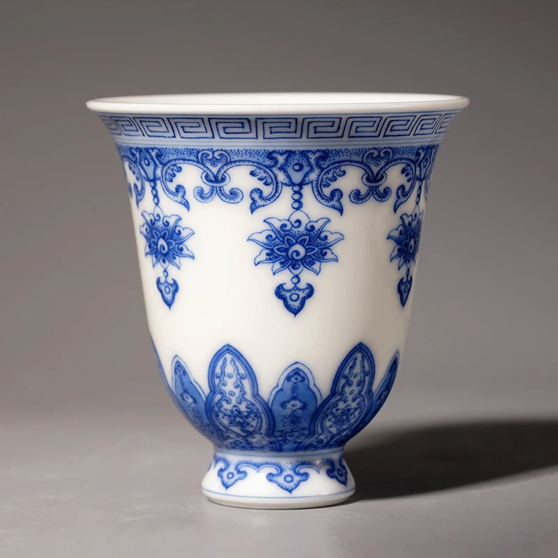 北京龙圣华苑景德镇陶人临古手绘青花点工缠枝花卉铃铛杯名窑茶杯