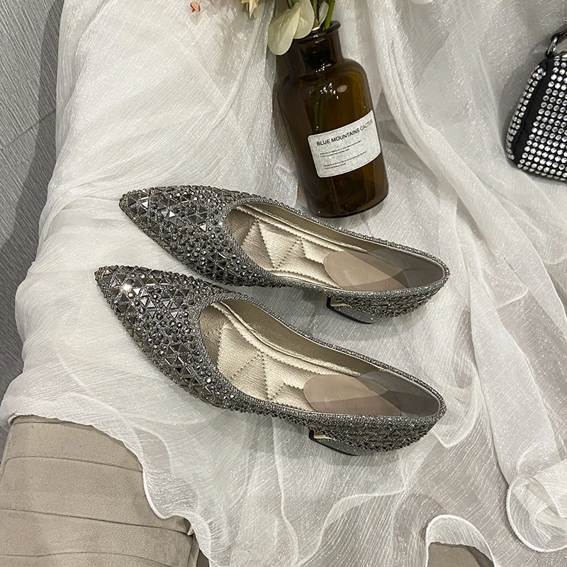 气质好看满钻压花小单鞋粗跟软底软面百搭仙女舒适女尖头平底鞋