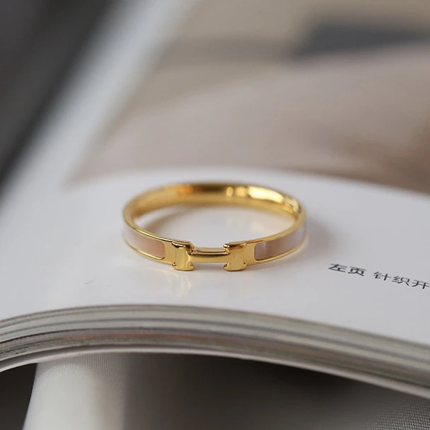 钛钢戒指 不掉色温柔气质H字母戒指轻奢个性镶嵌贝壳食指戒A16