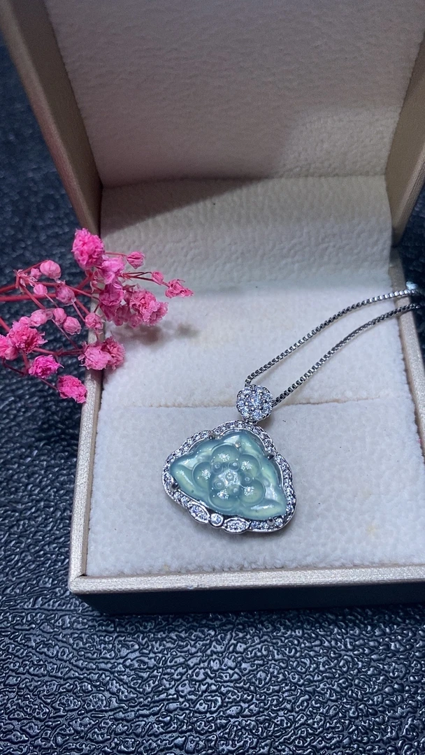 天然a货翡翠 高冰清水绿荷花吊坠