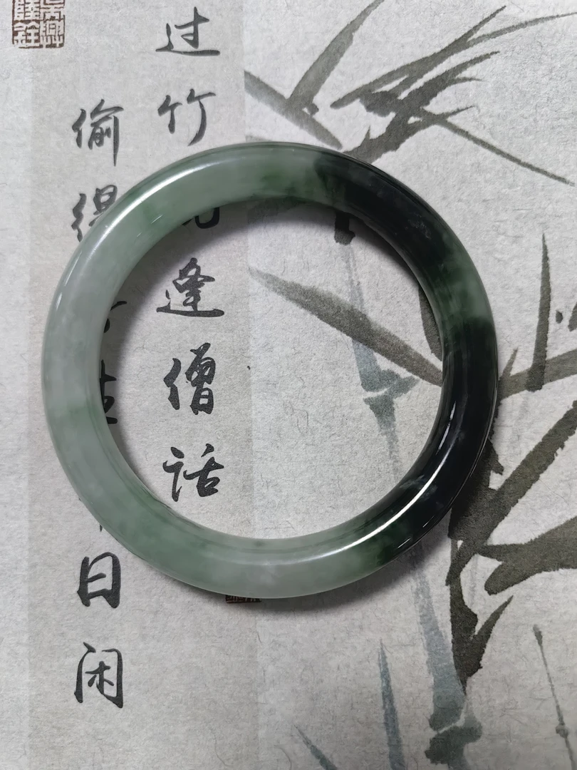 W911缅甸冰透飘乌鸡圆条翡翠手镯