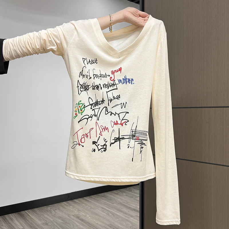 奶杏色美式v领涂鸦印花长袖T恤女小众紧身显瘦纯欲打底内搭小上衣