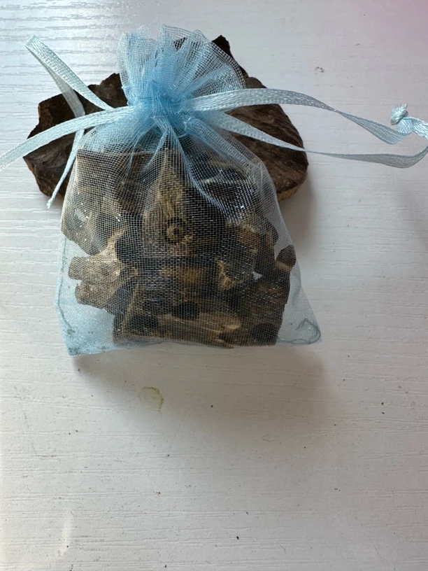 【沉香原材料小香包】高油脂老乌身钻孔料小香包15克