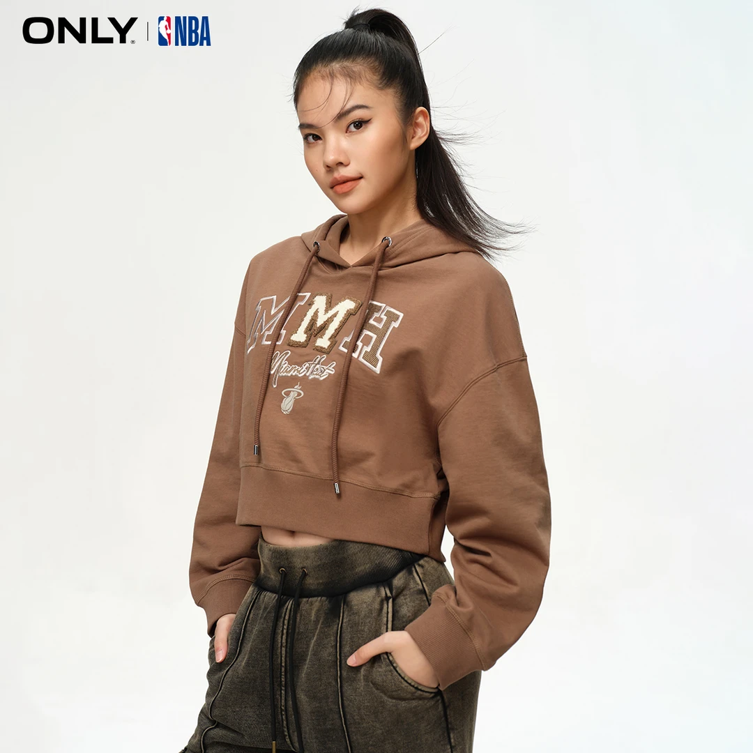 【辛小北专属】ONLYNBA联名款复古短款落肩连帽长袖卫衣女12349S038