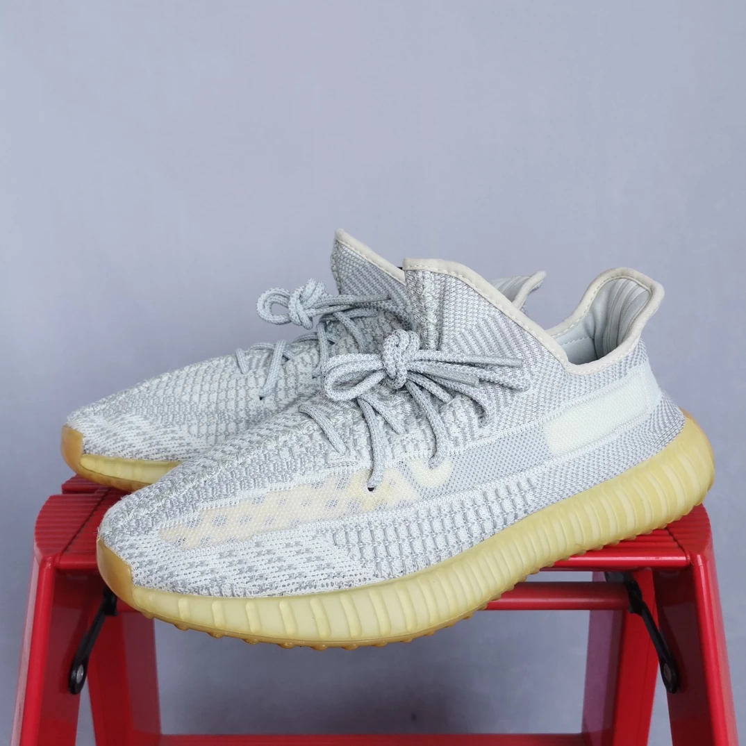 Yeezy350灰天使44.5码原盒 MM2310休闲鞋