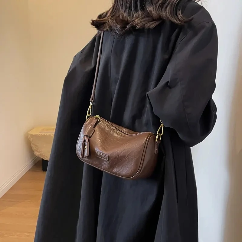 早春新款百搭单肩包时尚网红腋下斜跨包简约复古小包包休闲洋气包