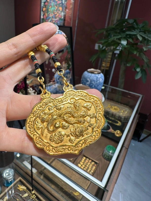 足金手工錾刻浮雕凤凰牡丹大锁