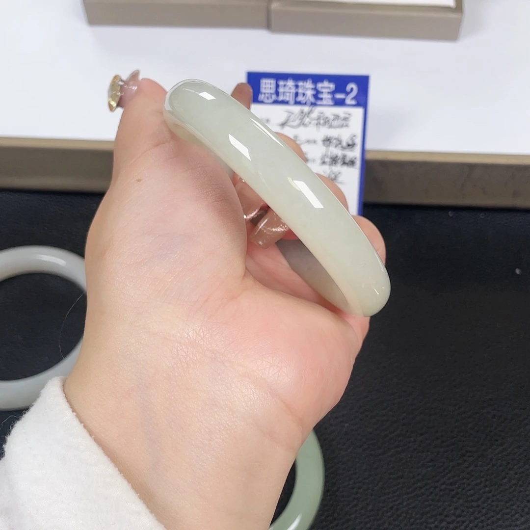 和田玉手镯未镶嵌龙****)