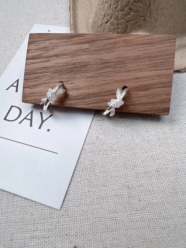 925银合成锆石耳饰 韩版厂时尚复古轻奢设计款合成锆石打结银耳饰