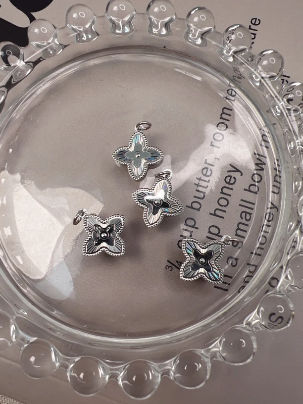 吊坠925银 精工厂时尚百搭爆闪电白镭射幸运草银吊坠