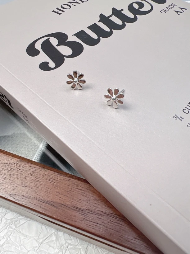 925银耳饰 日韩厂时尚高级简约百搭亮面立体小花银耳饰