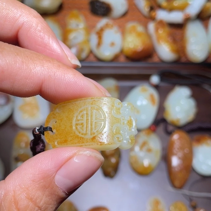 和田玉颈饰未镶嵌旅*.